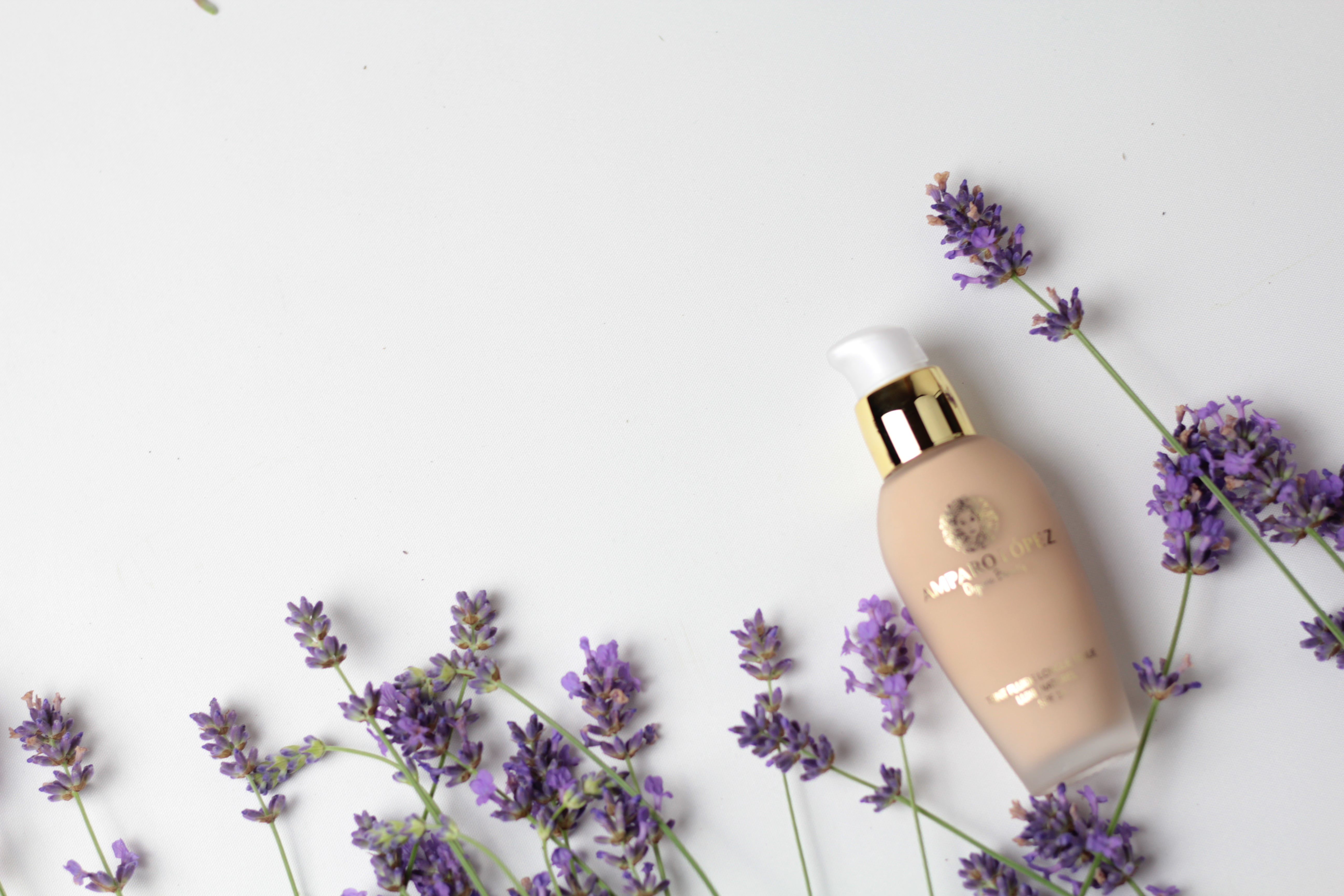 Maquillaje líquido con lavanda